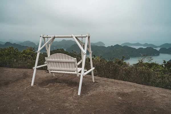 Wooden swing hanging from a tree on the beach in the morning , Cat Ba island, Vietnam, Halong — Stock Photo, Image