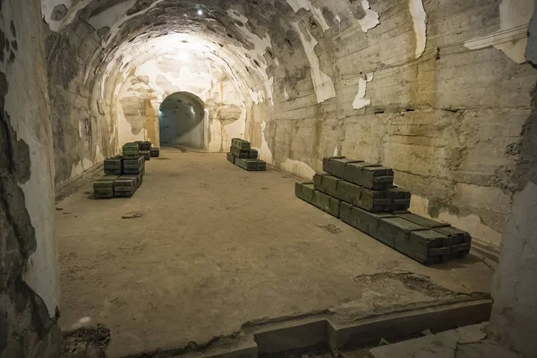 Caja de municiones abandonada en Cannon Cove en Cat Ba Island, Lan Ha Bay Ha Long Bay sobró de la guerra de Vietnam con Estados Unidos — Foto de Stock