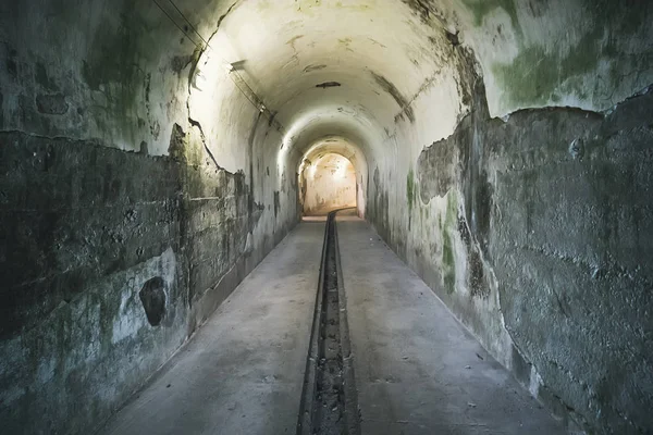 Sten tunneln i det gamla fortet på Cat Ba Island i norra Vietnam. Cat Ba är en välkänd skärgård med ett spektakulärt utbud av havs — Stockfoto