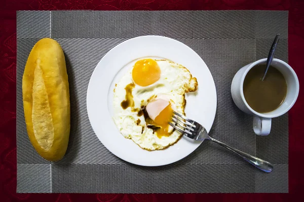 Плоский лежал, вид сверху свежий хлеб с пшеницей, хлопья и яйцо, молоко, кофе. Французский завтрак . — стоковое фото