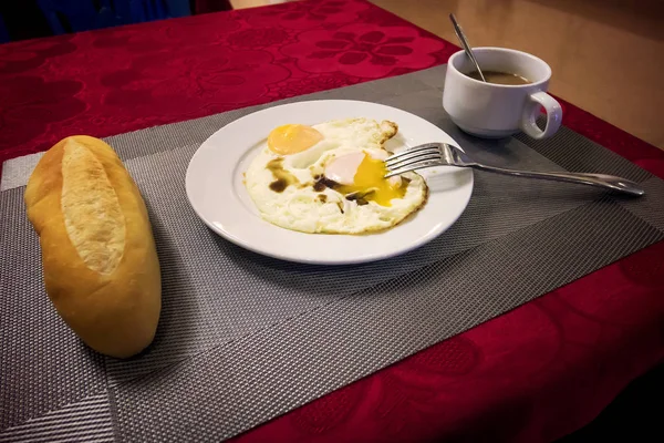 Pan de huevo frito, mermelada de fruta crujiente baguette y taza de café en la mesa de madera rústica blanca, vista superior. Hora del desayuno — Foto de Stock