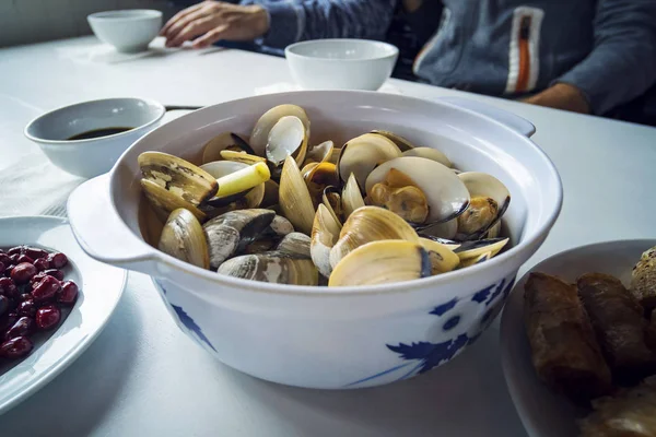 Mejillones azules abiertos cocidos en la mesa en la olla . — Foto de Stock