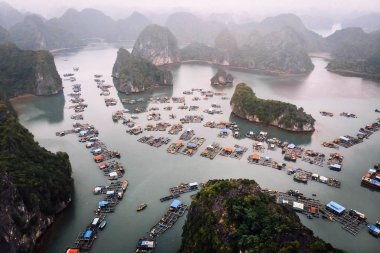 Cat Ba adaları etrafında yüzen köylerin havadan görünümü. Cat Ba, Vietnam'daki Ha Long Körfezi'nin güneydoğu kenarını oluşturan 366 adanın en büyüğüdür.