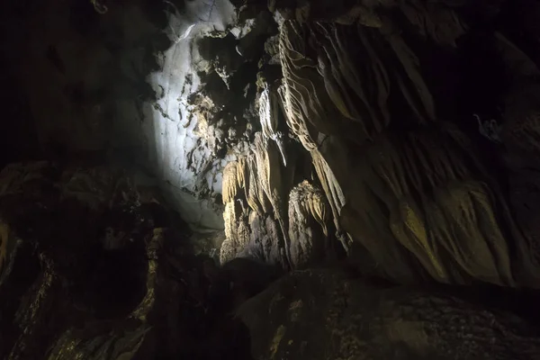 Limestone formations in karst cave at Cat Ba island, Vietnam, stalactites and stalagmites inside the cave — Stock Photo, Image