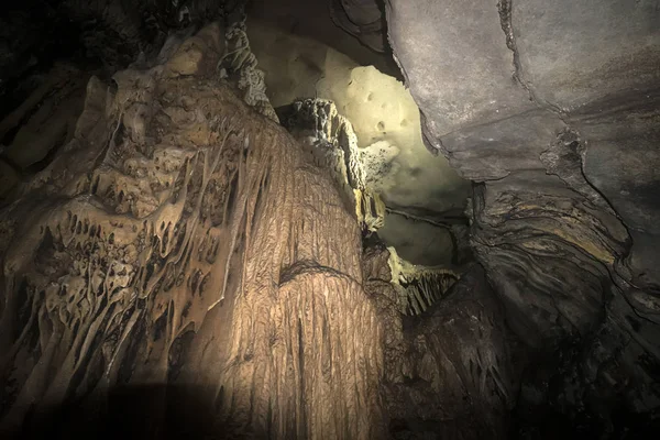 Limestone formations in karst cave at Cat Ba island, Vietnam, stalactites and stalagmites inside the cave — Stock Photo, Image