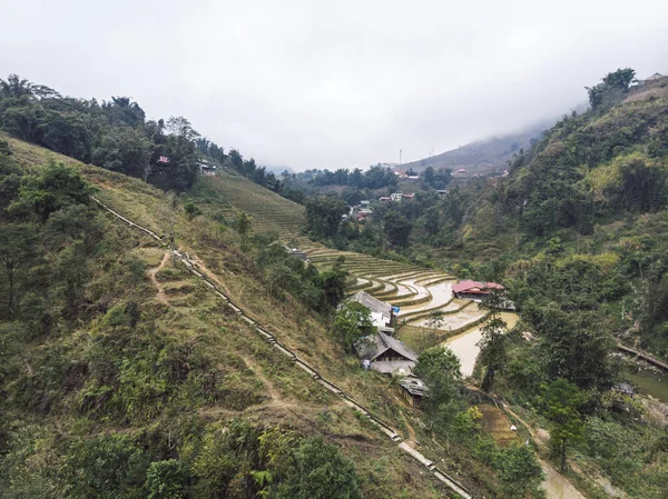 Vista aerea di campi di riso a terrazze verdi e edificio sulla valle a Cat Cat villaggio a Sapa, Vietnam — Foto Stock