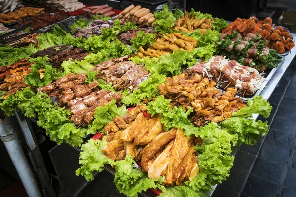 SAPA, VIETNAM: Мясо барбекю - Несколько животных мясной ингредиент знаменитой вьетнамской кухни. Сырье для жарки на гриле. Вьетнамская кухня. Уличная кухня Азии — стоковое фото