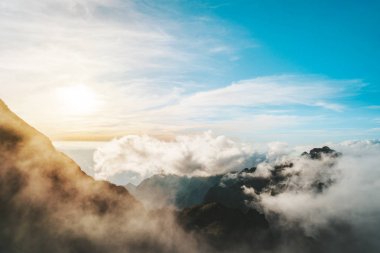 Hoang Lien Son Range Fansipan en yüksek dağda gün batımı, Vietnam 