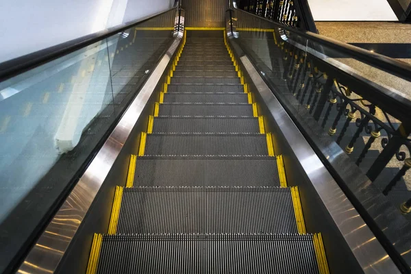 Bild av rulltrappa utan folk. Horisontellt fotografi av stegen. Ger känslan av förflyttning av stegen. — Stockfoto