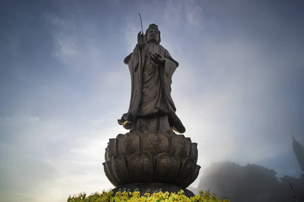 Statue des bodhisattva auf fansipan Berggipfel der höchste Berg in Indochina Hintergrund schöne Aussicht blauer Himmel und Wolke in sapa, Vietnam. — Stockfoto