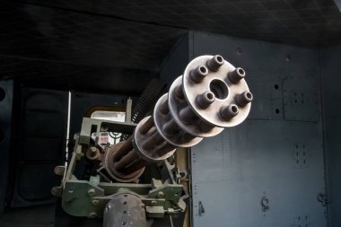 Kapı helikopterinde makineli tüfek ve makineli tüfek bandı.