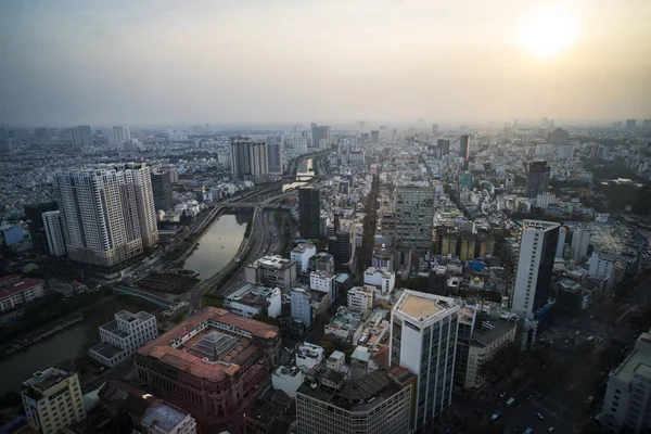 Vista alta Saigon skyline quando pôr do sol áreas urbanas colorido e vibrante paisagem urbana do centro da cidade à noite na cidade de Ho Chi Minh, Vietnã — Fotografia de Stock