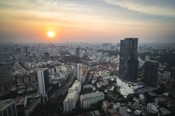 Bela noite por do sol sobre a cidade de Ho Chi Minh cidade — Fotografia de Stock