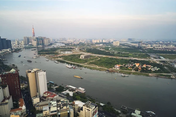 Vista de la azotea de la ciudad de Ho Chi Minh con el río Saigón —  Fotos de Stock