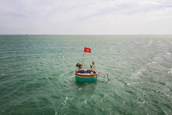 Παραδοσιακά, στρογγυλά σκάφη στη θάλασσα, με Βιετναμέζικη σημαία, Μούι Νε Βιετνάμ, — Φωτογραφία Αρχείου