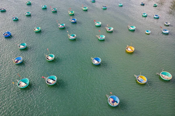 Vista superior. Vista aérea del puerto pesquero desde el dron. imagen de canasta en el puerto pesquero de Mui Ne o pueblo pesquero. Puerto pesquero es un destino turístico popular —  Fotos de Stock