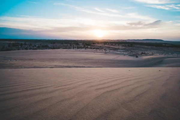 Paesaggio di sole sopra skyline nel deserto a White Sand Dunes Mui Ne, Vietnam. Panorama di campagna sotto scenografico cielo colorato all'alba del tramonto. Bella vista cielo luminoso drammatico terra scura — Foto Stock