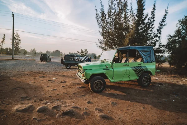 Πράσινο στρατιωτικό αυτοκίνητο όχημα έτοιμο για περιπέτεια σε αμμόλοφους στο Μούι Νε, Βιετνάμ σε τοπίο έρημο και μπλε ουρανό φόντο — Φωτογραφία Αρχείου