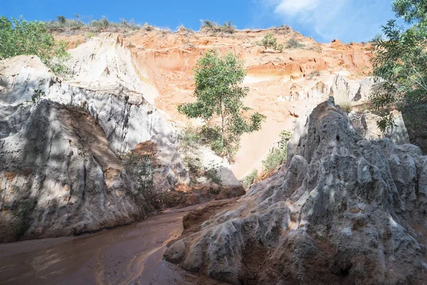 요정 스트림 캐년, 무이 네, 베트남, 동남 아시아. 붉은 강, 모래 언덕과 정글과 아름다운 아름다운 풍경. 열대 오아시스 풍경입니다. 인기, 유명한 랜드 마크, 관광지 — 스톡 사진