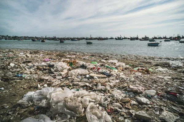 Barcos de lixo e cesta na praia. Situação ambiental ruim perto do mar no Vietnã. MUI ne — Fotografia de Stock