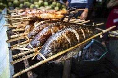 Kavrulmuş Balık Şişler - Laos Style
