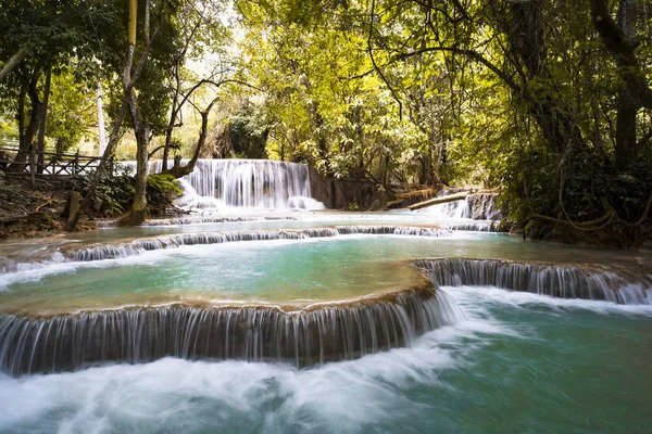 The Kuang Si Falls or known as Tat Kuang Si Waterfalls. These waterfalls are favorite side trip for tourists in Luang Prabang with a turquoise blue pool — Stock Photo, Image