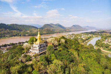 Phou Si Dağı'nın tepesindeki Wat Chom Si'nin altın pagodası, Luang Prabang, Lao
