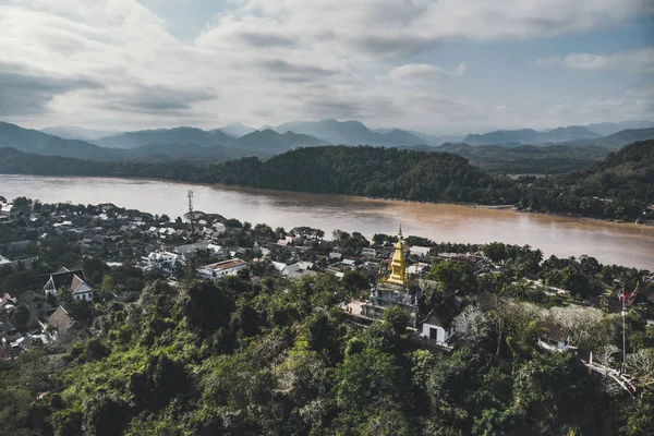 Luang Prabang, Laos. Luftutsikt Luang Prabang stad i Laos. Molnigt himmel över liten stad omgiven av berg. Mekongfloden — Stockfoto