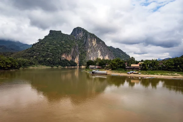 Casa sul lago, foto digitale come sfondo. Banca del fiume Mekong in Laos. Bellissimo paesaggio . — Foto Stock