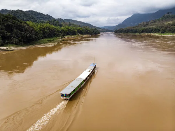 Turistbåt på Mekongfloden, Luang Prabang, Laos. Top View, utsikt från luften — Stockfoto