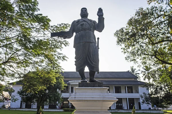 Pomnik Sisavang Vong, króla Luang Prabang, znajduje się przed Royal Palace Museum w Luang Prabang, Laos. — Zdjęcie stockowe