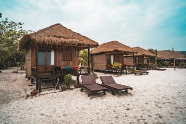 Saracen Körfezi'ndeki Koh Rong Samloem adasındaki sahilde beyaz kumda yaşamak için kulübeler. Kamboçya.