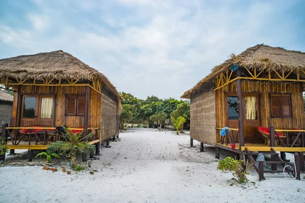 Koh Phangan adasında Haad Than Sadet plajda Yerli bambu bungalov,