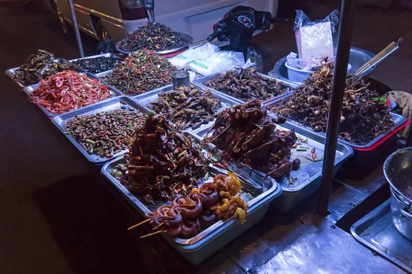 Жареные жуки, насекомые, змеи, черви на рынке уличной еды. Азиатская кухня — стоковое фото