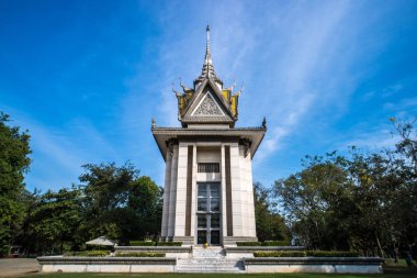 Choeung alanlar, öldürme bazı Khmer Rouge kurbanların kalıntılar içeren Ek anıt stupa. Çevre Phnom Penh, Kamboçya