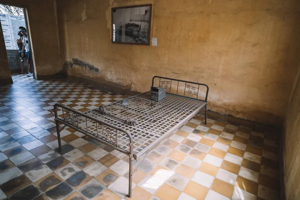 Célula de la prisión del S21 la famosa prisión de tortura por el khmer rouge en Phnom Penh en Camboya — Foto de Stock