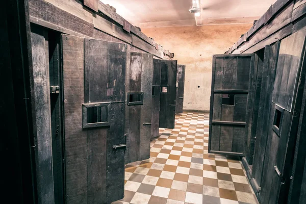 Тюрьма средней школы красных кхмеров С-21 превратилась в центр пыток и казней . — стоковое фото