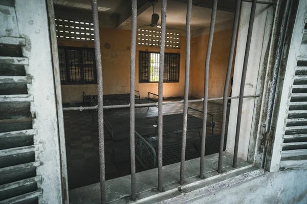 Prison cell av S21 den ökända tortyr fängelset av Khmer Rouge i Phnom Penh på Kambodja — Stockfoto