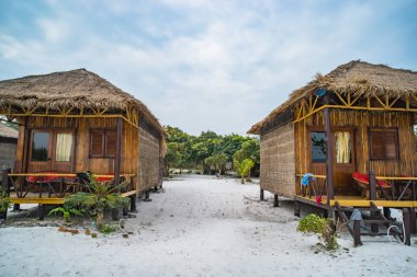 Koh Phangan adasında Haad Than Sadet plajda Yerli bambu bungalov,