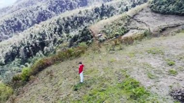 açık kız zirvede yürüyüş, dağ sırasının tepesinde iyi bir manzaraya sahip, uzaklara bakmak için, iyi havalarda seyahat ederken. genç kadın dağlarda düşük bulutların arka plan karşı duruyor