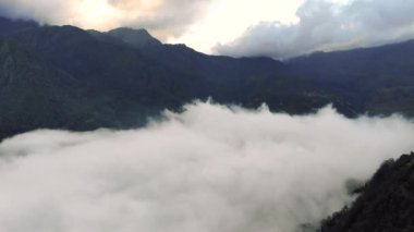 O Quy Ho üst dağın üzerinde Pass. Sapa, Lao Cai, Vietnam içinde. Bu çok güzel bir yol ve sis ve bulutta tehlikelidir. Sapa ünlü bir turistik yerdir