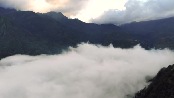 O quy ho Pass auf dem Gipfel des Berges. oben in sapa, lao cai, vietnam. Dies ist eine sehr schöne Straße und gefährlich in Nebel und Wolken. sapa ist ein berühmtes Touristenziel — Stockvideo