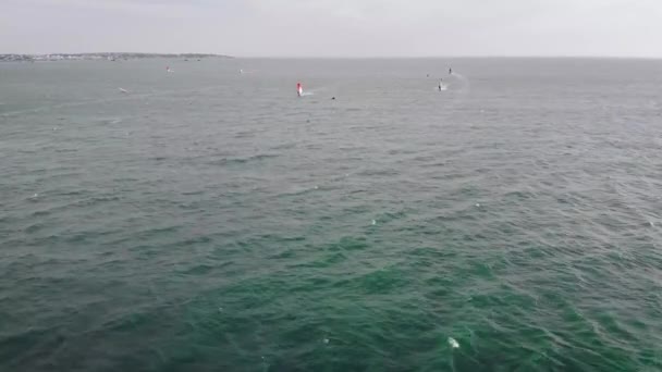 Windsurfing, windsurfing. Extrémní sport v tropickém modrém oceánu, čistá voda. Letecké pohledy, horní pohled na windsurfing na vlnách krásného moře ve Vietnamu, Mui Ne. — Stock video
