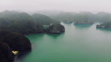 Halong Bay Vietnam'ın en iyi manzarası. Kayalar ve deniz ile güzel deniz manzarası. Güneydoğu Asya'nın egzotik doğası.