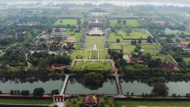 Вид з повітря В'єтнам стародавній ту Дик Королівська могила і сади ту герцога імператора біля Хюе, В'єтнам. На території Всесвітньої спадщини ЮНЕСКО — стокове відео