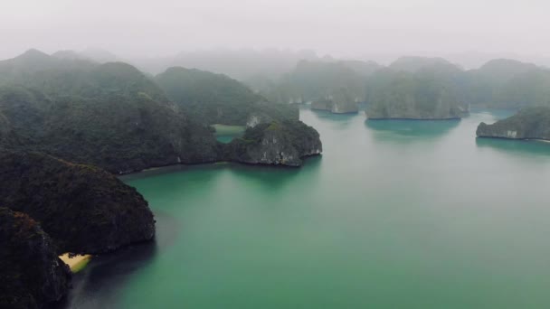 Vue du dessus de la baie d'Halong au Vietnam. Beau paysage marin avec rochers et mer. Nature exotique de l'Asie du Sud-Est . — Video