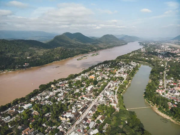 Luchtfoto van Luang Prabang en de omliggende weelderige bergen van Laos. Nam Kahn (rivier), een zijrivier van de Mekong rivier, stroomt vreedzaam aan de rechterkant. — Stockfoto