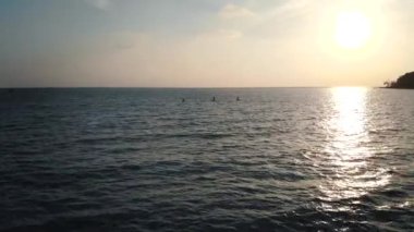 Gün batımında dramatik bulutlu gökyüzü ve Sihanouk ville, Tayland Körfezi, Pasifik Okyanusu, Kamboçya, Güney Doğu Asya'da bir dalgalı deniz suyu üzerinde güneş glade ile güzel doğal manzara