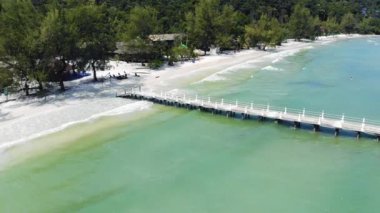 ada Koh Rong Samloem, Sihanoukville, Cennet adası Villa Koh Rong Samloem Kamboçya Koh Rong Samloem adanın sahilde Pier. Kamboçya.