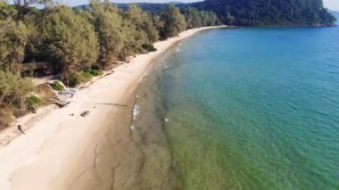 Beyaz kum ve berrak su ile uzun ıssız plaj. Havadan üst görünüm. Ada Koh Rong Samloem Sahili, Kamboçya